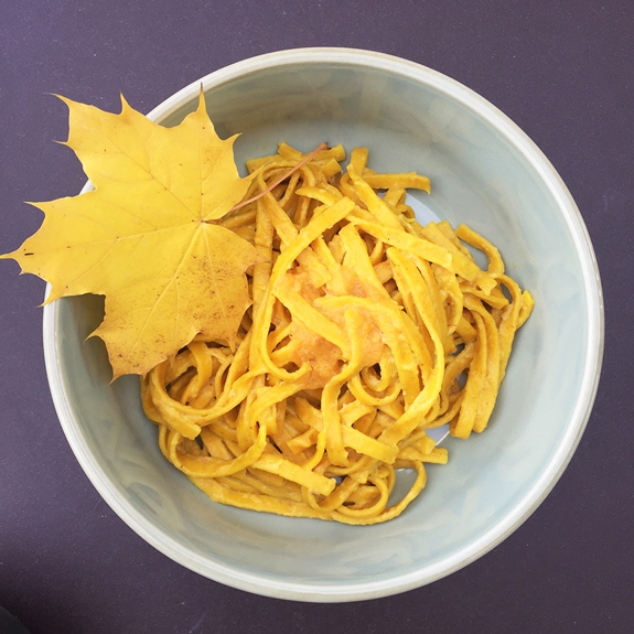 Tagliatelles curcuma citron à la sauce tomate ananas Variette bio