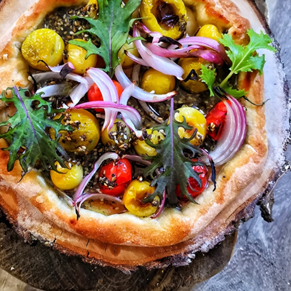 Pizza aux petites tomates anciennes bios multicolores