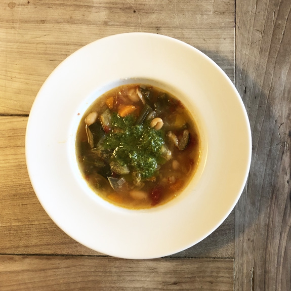 Soupe au pistou avec la sauce basilic grand vert Variette